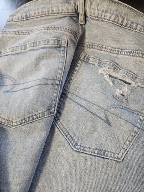 American Eagle Outfitters Light Wash Distressed Womens Jeans